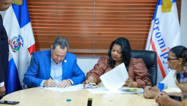 Porfirio Peralta entrega préstamos a COOPFENAMUTRA